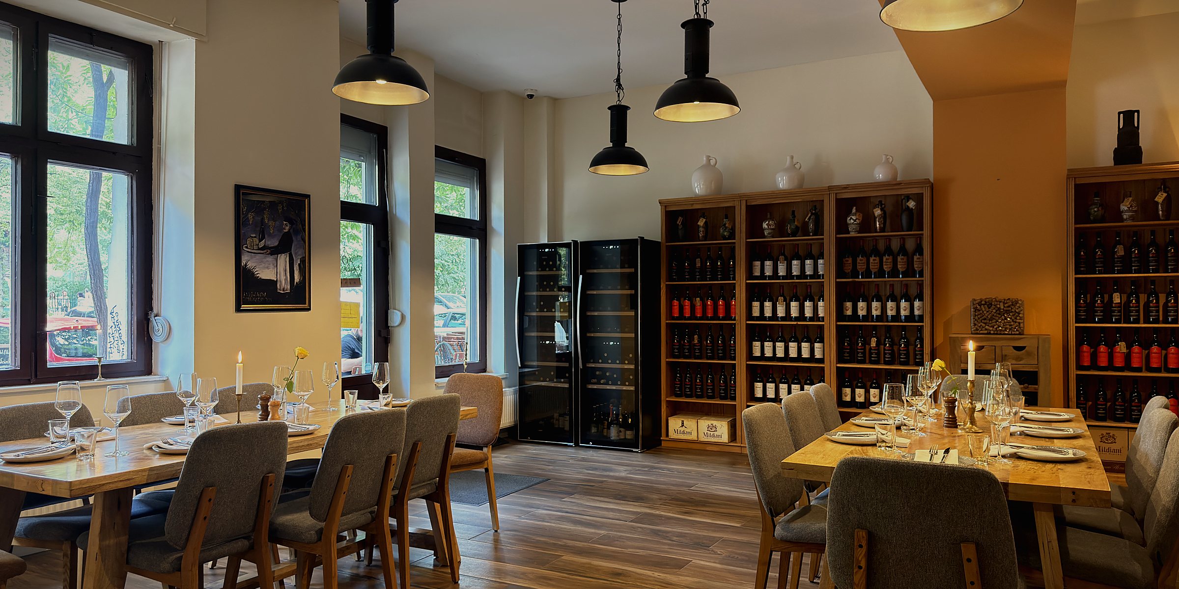 Der ganze Raum des Weinhaus Tbilisi, Weinregale an beiden Wänden und Tageslicht von der Straße